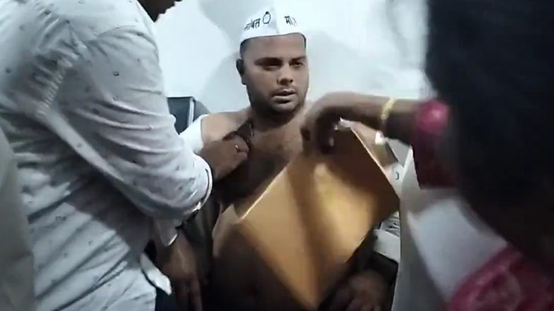 NCP Worker Tried To Commit Suicide: राष्ट्रवादीचे कार्यकर्ते Ajit jha यांचा पक्षाच्या मुंबई कार्यालयाबाहेर आत्मदहनाचा प्रयत्न, Watch Video