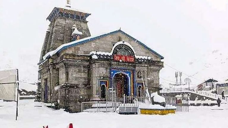 Kedarnath Temple Viral Video: उत्तराखंडमधील बाबा केदारनाथच्या गर्भगृहात महिलेने उडवल्या नोटा; व्हिडीओ व्हायरल झाल्यानंतर BKTC ने दिले चौकशीचे आदेश (Watch)