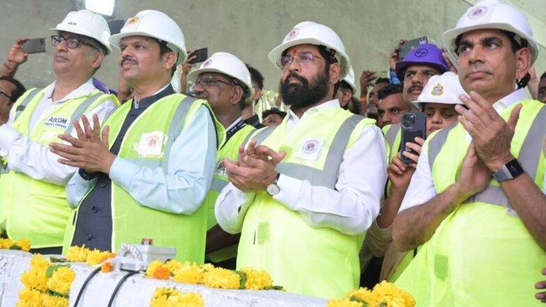 Mumbai Coastal Road Project: गिरगाव चौपाटी ते प्रियदर्शनी पार्क मार्गावरील दुसऱ्या बोगद्याचे खनन काम पूर्ण; कार्यक्रमाला CM Eknath Shinde आणि DCM Devendra Fadnavis यांची उपस्थिती (Watch)