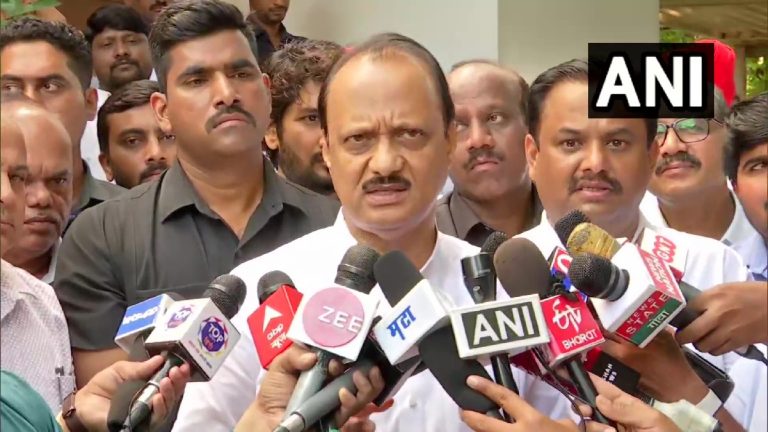 Ajit Pawar Video: अजित पवार यांनी हॉटेल मालकाचे निमंत्रण स्वीकारले, पण त्याला शॉवरखाली उभा केलं (पाहा व्हिडिओ)