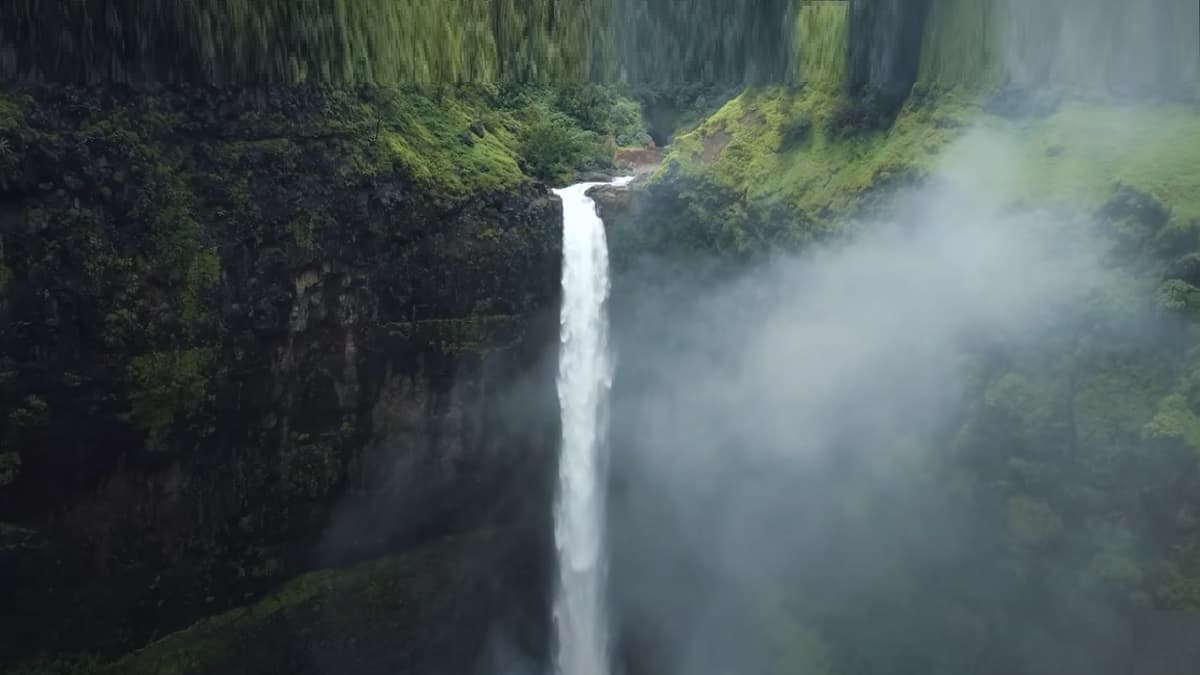 Amboli Ghat Viral Video: इकोच्या टपावर चढून तरूणांची हुल्लडबाजी; व्हिडिओ वायरल