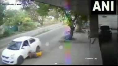 Chain Snatchers Target Woman: सोनसाखळी चोरट्यांनी महिलेला कारसोबत फरफटत नेले, CCTV कॅमेऱ्यात कैद, पाहा व्हिडिओ (Watch Video)