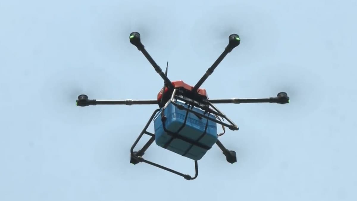 Drone Delivery in Bengaluru: बेंगळुरूमधील Prestige Falcon City सोसायटीमध्ये सुरु झाली ड्रोन डिलिव्हरी सेवा; BigBasket आणि Skye Air अवघ्या 5-10 मिनिटांत पोहोचवत आहेत किराणा, औषधे व इतर सामान