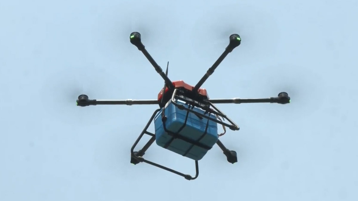 Drone Delivery in Bengaluru: बेंगळुरूमधील Prestige Falcon City सोसायटीमध्ये सुरु झाली ड्रोन डिलिव्हरी सेवा; BigBasket आणि Skye Air अवघ्या 5-10 मिनिटांत पोहोचवत आहेत किराणा, औषधे व इतर सामान