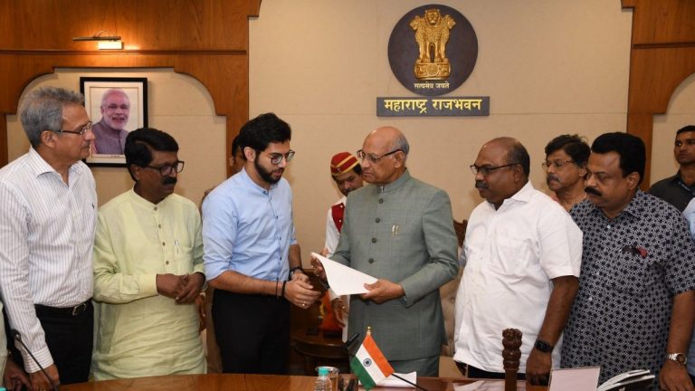 Aaditya Thackeray यांनी शिष्टमंडळासह घेतली राज्यपाल  Ramesh Bais यांची भेट; BMC मधील घोटाळ्यांची लोकायुक्तांकडून चौकशीची मागणी