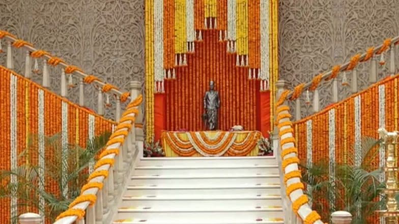 Veer Savarkar Jayanti 2023: दिल्लीच्या महाराष्ट्र सदनात आज पहिल्यांदाच साजरी झाली स्वातंत्र्यवीर सावरकर जयंती; पहा क्षणचित्रं