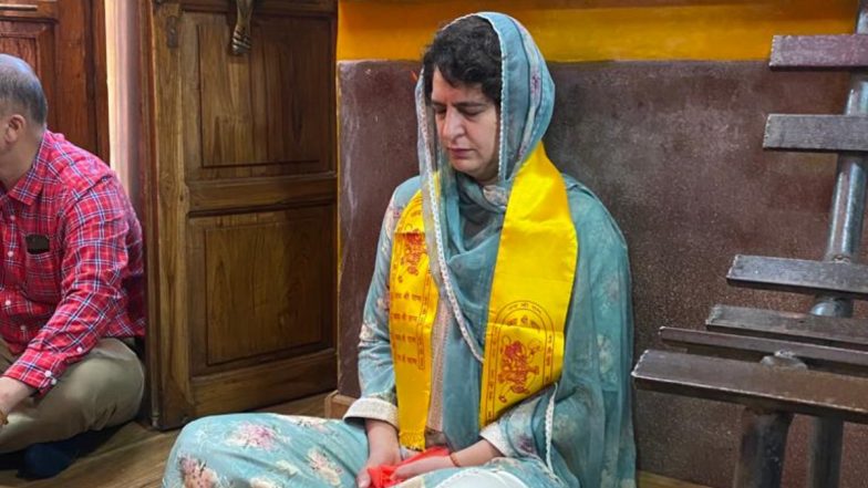 Priyanka Gandhi Prays: काँग्रेस नेत्या प्रियंका गांधी यांची Karnataka Results दिवशी मंदिरात प्रार्थना (Watch Video)