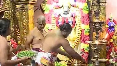 Tirupati-CSK Special Pooja of IPL Trophy: आयपीएल ट्रॉफी जिंकल्यानंतर चेन्नई सुपर किंग्सने तिरुपती मंदिरात केली विशेष पूजा, Watch Video