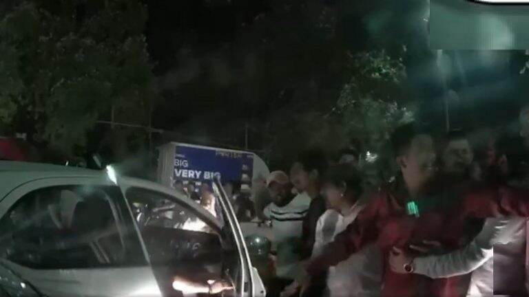 Pune Road Rage Video:: पुणे येथील औंध रोडवर राजकीय पक्षाच्या कार्यकर्त्याकडून महिलेचा विनयभंग