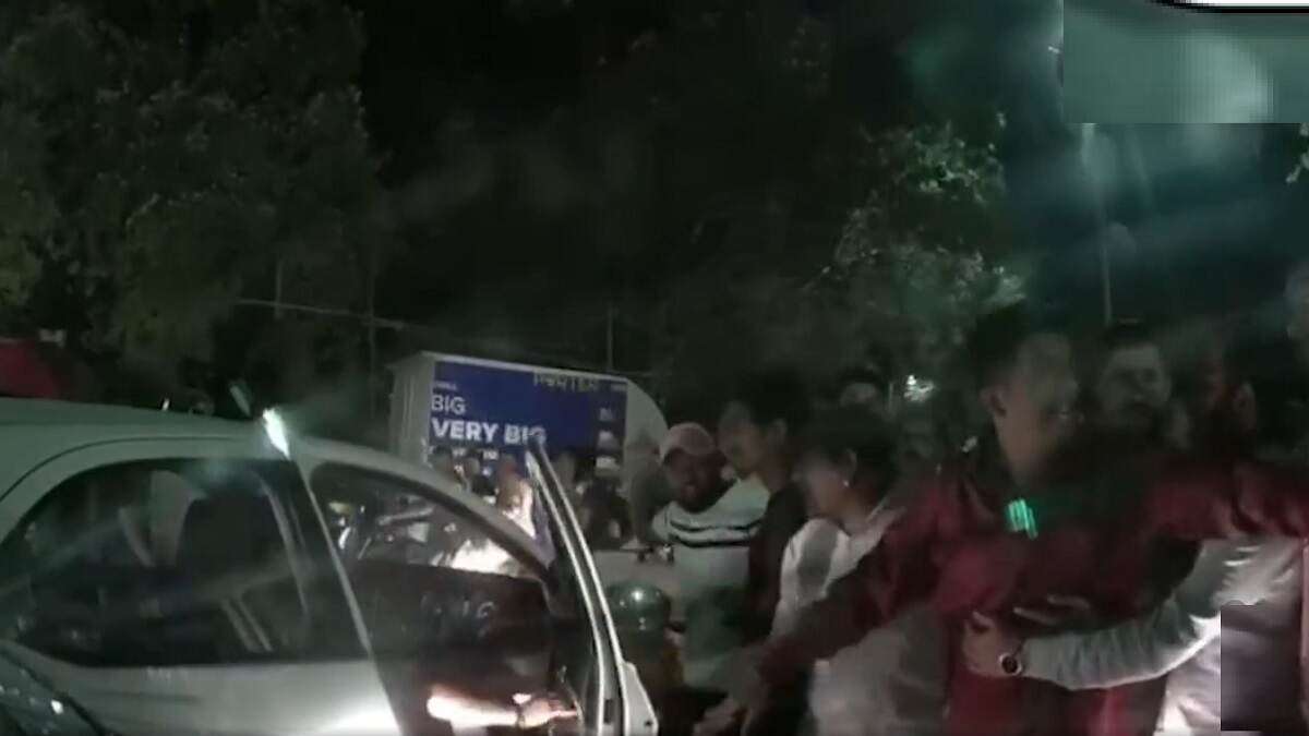 Pune Road Rage Video:: पुणे येथील औंध रोडवर राजकीय पक्षाच्या कार्यकर्त्याकडून महिलेचा विनयभंग