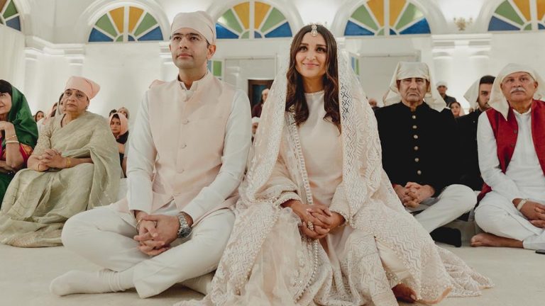 Parineeti Chopra-Raghav Chadha Engagement Photos: परिणीती- राघव चढ्ढा यांच्या साखरपुड्यातील अजून 'खास' फोटो आले समोर; अभिनेत्रीच्या वडिलांच्या डोळ्यातील अश्रूंनी वेधलं लक्ष!