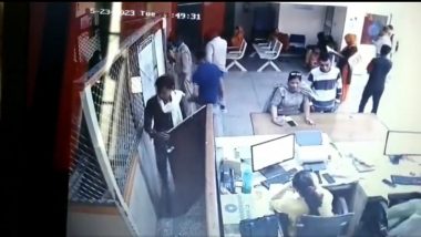 SBI Gulaothi, Bulandshahr: एसबीआयच्या गुलावठी शाखेत दिवसा ढवळ्या दरोडी, वर्दीत आलेल्या चोरट्यांचा 2.95 लाखांवर डल्ला, घटना CCTVमध्ये कैद  (Watch Video)