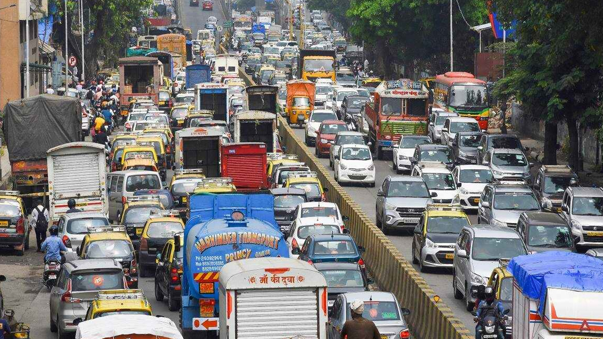 Mumbai-Goa Highway: मुंबई- गोवा महामार्गावर वाहतुक ठप्प, रत्नागिरी निवळी येथे दरड कोसळली