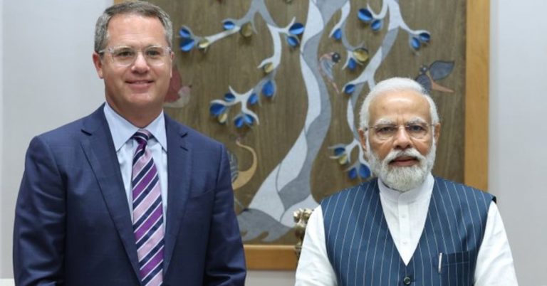 PM Narendra Modi Meet Walmart CEO Doug McMillon: पंतप्रधान नरेंद्र मोदी यांनी आज वॉलमार्टचे सीईओ डग मॅकमिलन यांची घेतली भेट, विविध विषयांवर केली सखोल चर्चा