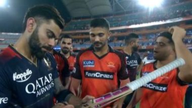RCB vs SRH: 'स्पिरिट ऑफ क्रिकेट', शकत झळकवल्यानंतर विराटने हैदराबादच्या खेळाडूंना दिला ऑटोग्राफ (Watch Video)