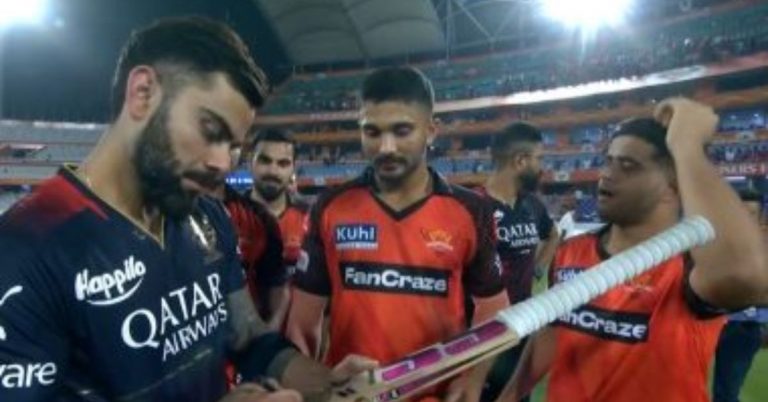 RCB vs SRH: 'स्पिरिट ऑफ क्रिकेट', शकत झळकवल्यानंतर विराटने हैदराबादच्या खेळाडूंना दिला ऑटोग्राफ (Watch Video)