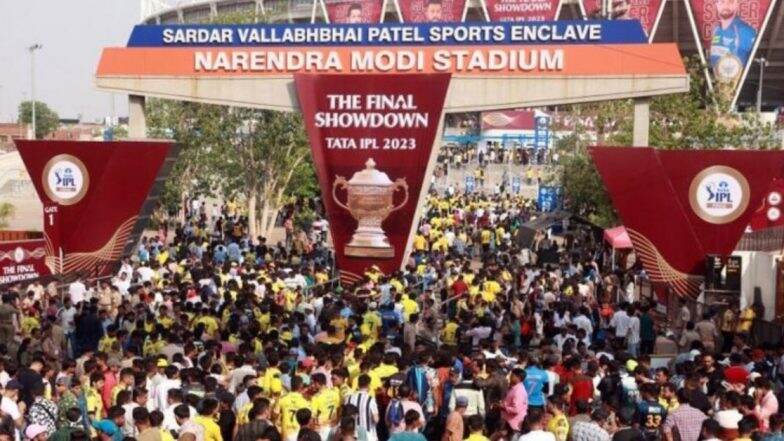 IPL 2023 Final: चेन्नई-गुजरात आयपीएल फायनलपूर्वी एमएस धोनी आणि सीएसके चाहत्यांनी केली नरेंद्र मोदी स्टेडियमवर गर्दी, पहा व्हिडिओ