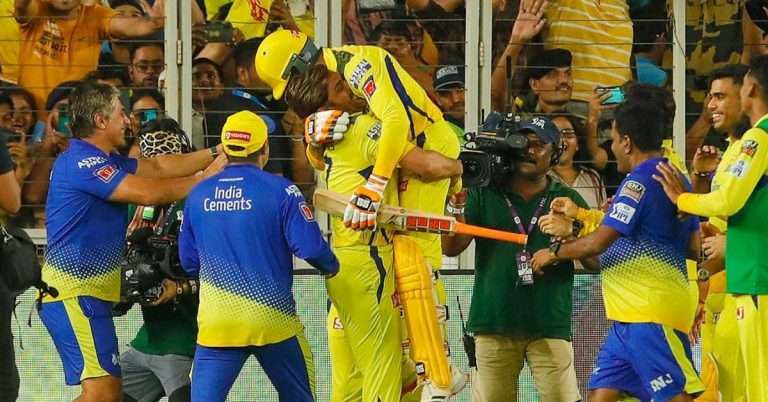 Dhoni Lifting Jadeja: चेन्नईसाठी विजयी चौकार लगावल्यानंतर कर्णधार धोनीने जडेजाल घेतले उचलुन, पाचव्यांदा आयपीएल ट्रॉफी केला कब्जा; पहा फोटो