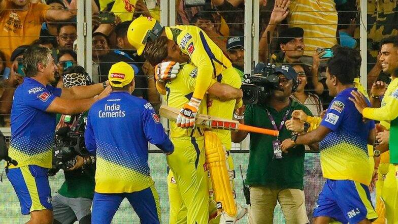 Dhoni Lifting Jadeja: चेन्नईसाठी विजयी चौकार लगावल्यानंतर कर्णधार धोनीने जडेजाल घेतले उचलुन, पाचव्यांदा आयपीएल ट्रॉफी केला कब्जा; पहा फोटो