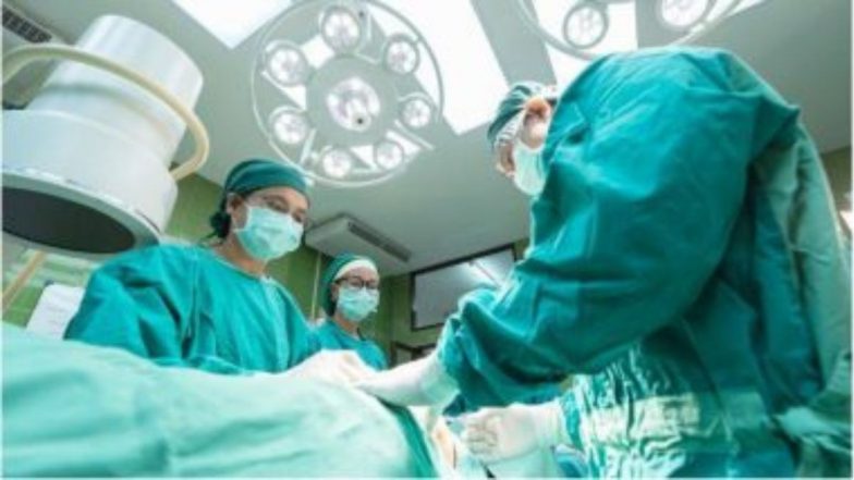 C-Section and Mental Issues: पत्नीची सी-सेक्शन शस्त्रक्रिया पाहून पतीचे मानसिक आरोग्य बिघडले; रुग्णालयाविरुद्ध गुन्हा दाखल, 5000 कोटींची नुकसान भरपाईची मागणी