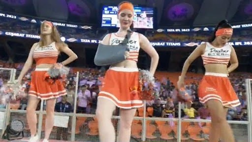 Cheerleader Performs With Arm Injury: हाताला दुखापत असूनही चीअरलीडरने केला परफॉर्म, पहा व्हिडिओ