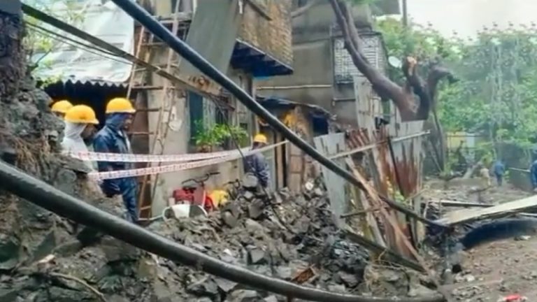 Thane Wall Collapsed: ठाण्यात मुसळधार पावसाने 40 फूट लांबीची भिंत कोसळली