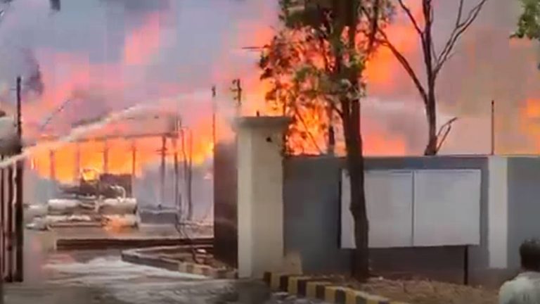 Fire Breaks Out at Sahithi Pharma Company: विशाखापट्टणममधील फार्मा लॅबच्या रिअॅक्टरमध्ये भीषण स्फोट, दोघांचा मृत्यू; 4 जण जखमी