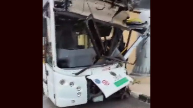 Airport Shuttle Bus Crashed Into A Pole: बंगळुरू विमानतळावर शटल बस खांबाला आदळली; अनेक प्रवासी जखमी, Watch Video