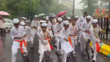 Ashadhi Ekadashi 2023 Celebration: ठाण्यात भर पावसात पीपल्स एज्युकेशन च्या विद्यार्थ्यांनी विठू माऊलीचा गजर करत धरला लेझिम वर ठेका (Watch Video)
