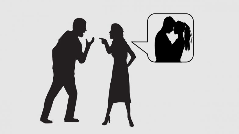 Extra Marital Affair: 3 मुलांची आई असलेल्या महिलेचे विवाहबाह्य आले उघडीस; पतीने प्रेमीला घरात एकत्र राहण्यास नाकरल्याने चढली थेट इलेक्ट्रिक पोल वर (Watch Video)