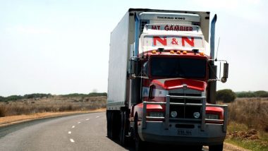 ट्र्क ड्रायव्हर्स च्या हितार्थ Transport Minister Nitin Gadkari यांनी घेतला मोठा निर्णय;  2025 पासून AC Cabins बंधनकारक