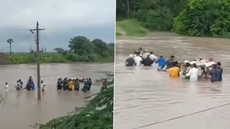 Telangana Floods: अंत्यसंस्कारासाठी कंबरभर पाण्यातून मार्गक्रमण, व्हडिओ व्हायरल