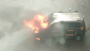 Mumbai Car Fire Video: अंधेरी रेल्वेस्टेशन बाहेर चालत्या कारला आग, गाडी जळून खाक