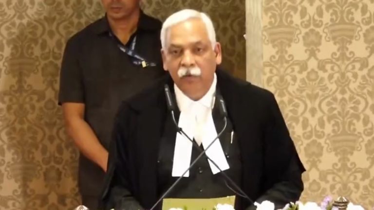 Justice DK Upadhyaya यांनी घेतली Bombay High Court च्या मुख्य न्यायाधीश पदाची शपथ