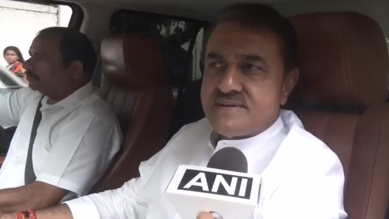 Praful Patel: राष्ट्रवादी आणि शरद पवारांची साथ सोडली का? पत्रकारांच्या प्रश्नाला उत्तर देताना प्रफुल्ल पटेलांनी संतापून वर केली गाडीची काच, Watch Video