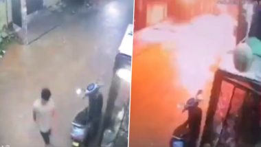 Lighting Strike Video: हैद्राबाद मध्ये रस्त्याच्या मधोमध वीज पडली, सुुदैवाने कोणतीही जीवितहानी नाही