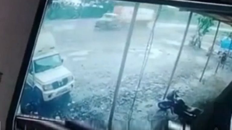 Truck Rams Jeep Near Thane: भरधाव ट्रकने जीपला चिरडले,  चार ठार; अपघाताचा Video Viral