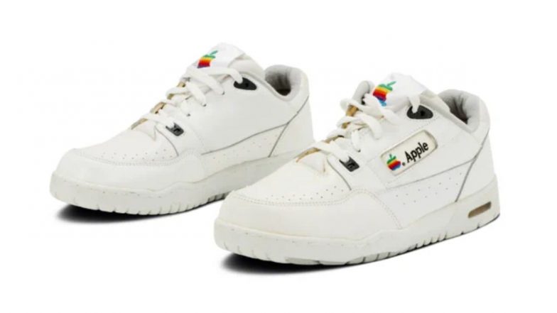 काय सांगता? आता iPhone नंतर विकले जाणार Apple Sneakers; किंमत 42 लाखांपासून सुरु, जाणून घ्या सविस्तर