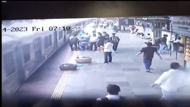 Railway TCs saved woman's life: रेल्वे टीसीने वाचवले महिलेचे प्राण, अंबरनाथ स्थानकावरील घटना (Watch CCTV Video)