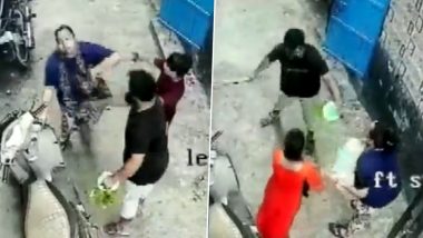 Delhi Shocker: दिल्लीच्या मंगोलपुरी भागात महिलेवर अज्ञाताकडून लाठीहल्ल्ला; CCTV फूटेज आलं समोर (Watch Video)