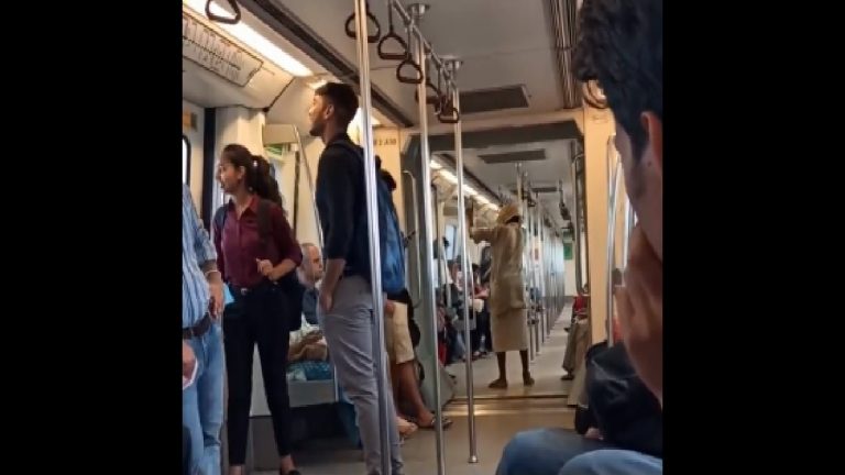 Delhi metro Viral video: दिल्ली मेट्रोत भिकाऱ्याने मागितली भीक, व्हिडिओ व्हायरल