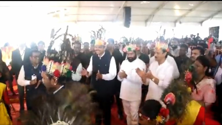 Devendra Fadnavis Tribal Dance: DCM देवेंद्र फडणवीस यांचे आदिवासी नृत्य;  मुख्यमंत्री एकनाथ शिंदे, उपमुख्यमंत्री अजित पवार यांचीउपस्थिती (Watch Videos)