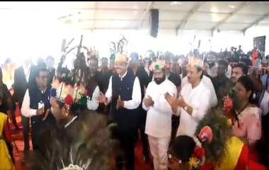 Devendra Fadnavis Tribal Dance: DCM देवेंद्र फडणवीस यांचे आदिवासी नृत्य;  मुख्यमंत्री एकनाथ शिंदे, उपमुख्यमंत्री अजित पवार यांचीउपस्थिती (Watch Videos)