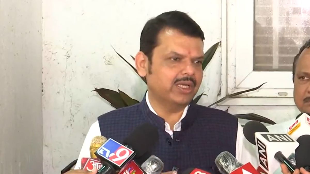 Devendra Fadnavis On Rahul Gandhi: राहुल गांधी अर्बन नक्षलवाद्यांचा विळखा, लाल संविधान दाखवून कोणाला इशारा देतात? देवेंद्र फडणवीस यांची टीका