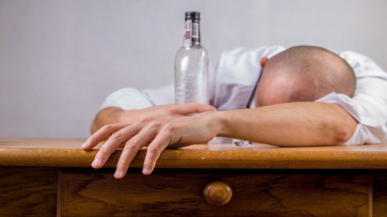 Drinking in Running Bus: धावत्या बसमध्ये मद्यपान, खासगी ट्राव्हल्समधील प्रवासी सुरक्षेचा मुद्दा ऐरणीवर; बुलढाणा येथील घटना