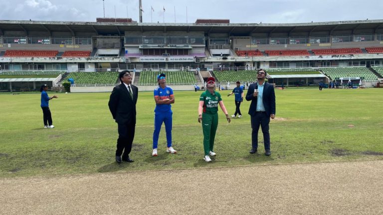 INDW vs BANW 3rd T20 Live Streaming: बांगलादेशविरुद्धच्या सामन्यात भारताने नाणेफेक जिंकून प्रथम फलंदाजी करण्याचा घेतला निर्णय, येथे पाहु शकता तुम्ही लाइव्ह सामना