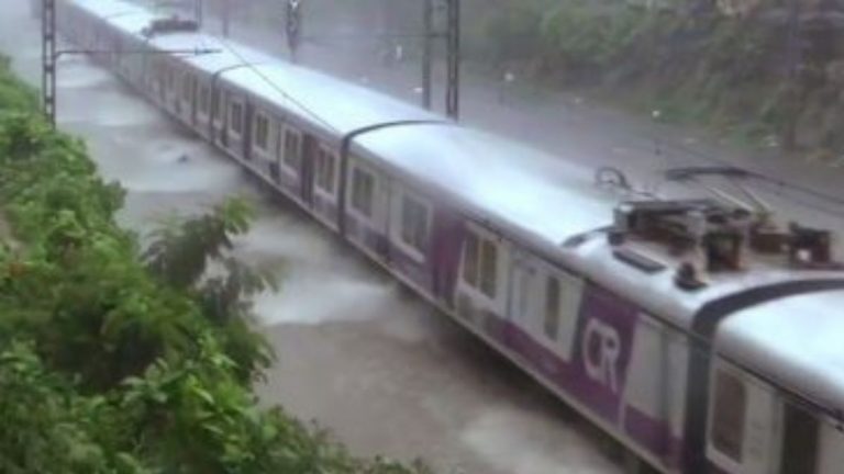 Kalyan Station Point Failures: मुसळधार पावसात कल्याण स्टेशन वर पॉईंट फेल्यूअर; कल्याण -कसारा- कल्याण सेवा ठप्प