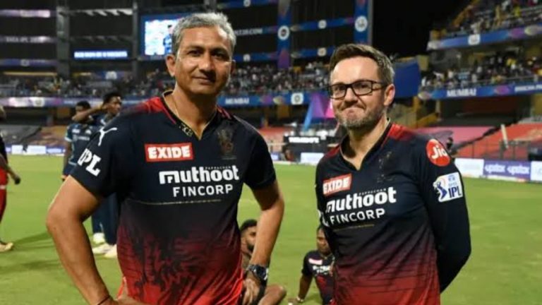 Sanjay Bangar आणि Mike Hesson यांच्याबाबत RCB ने घेतला मोठा निर्णय, दोन्ही दिग्गज फ्रेंचायझीच्या बाहेर