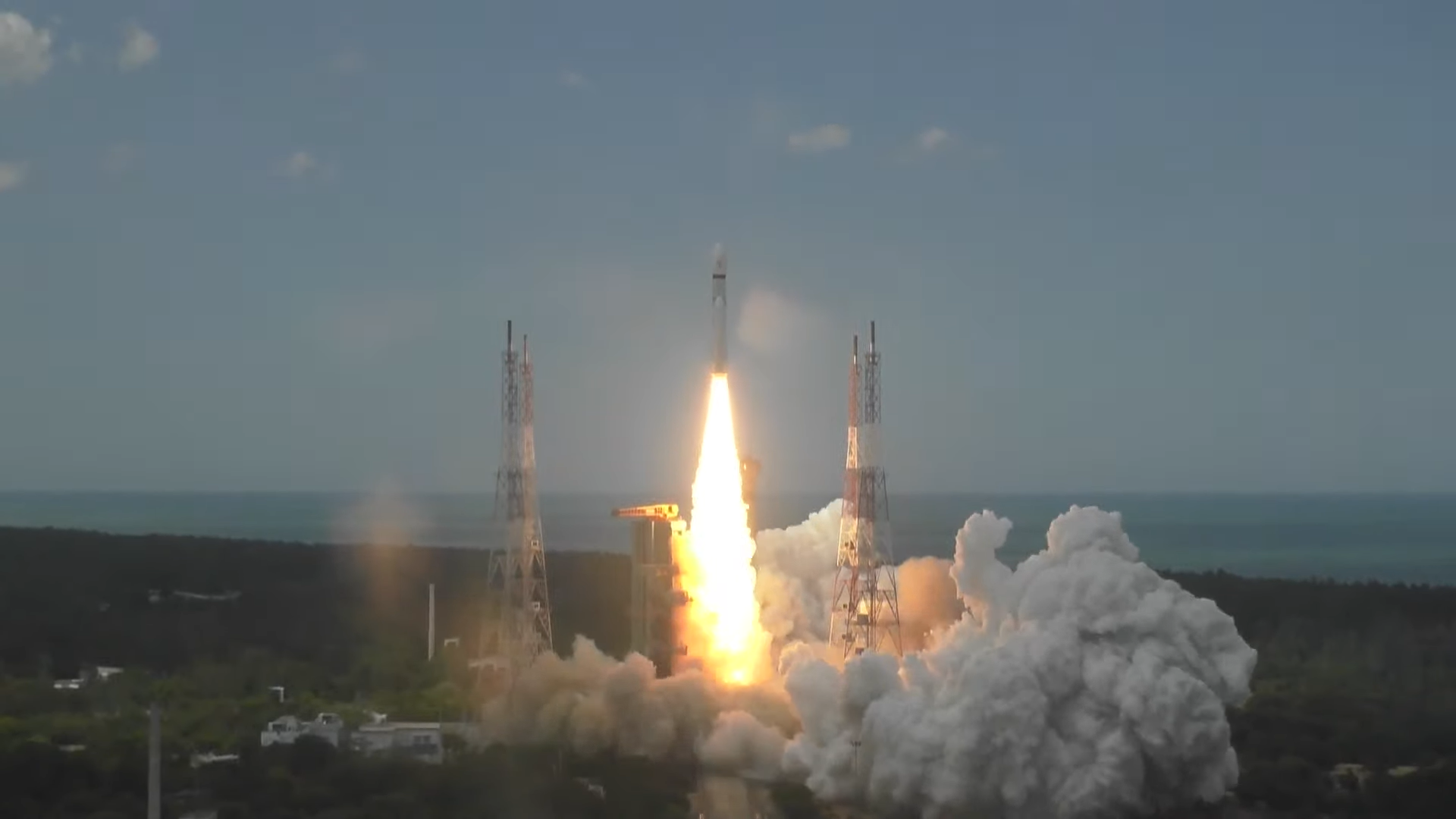 Chandrayaan 3 Launched: अभिमानास्पद! भारताचं चांद्रयान 3 अवकाशात झेपावलं, चंद्रावरच्या साऊथ पोलवर विक्रम लँडर होणार लँड (Watch Video)