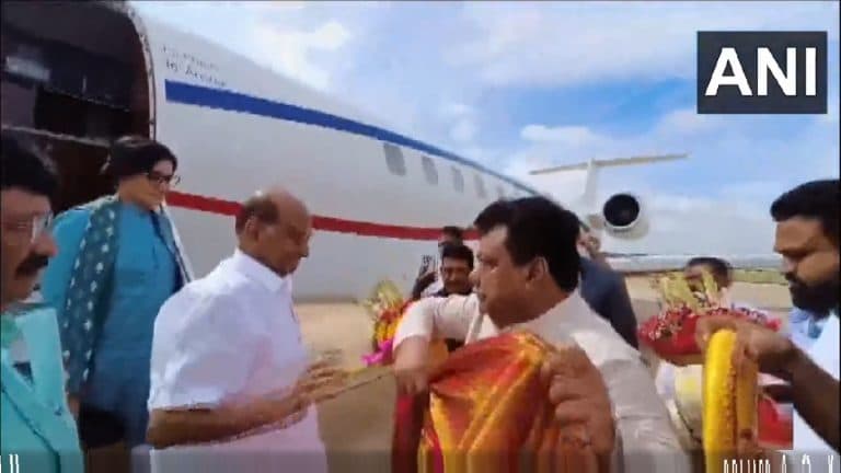 Sharad Pawar Arrived in Bengaluru: शरद पवार विरोधकांच्या बैठकीसाठी बंगळुरुला पोहोचले (Watch Video)